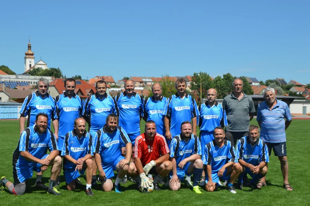 Společné foto fotbalistů v modrých dresech na hřišti v Hluku