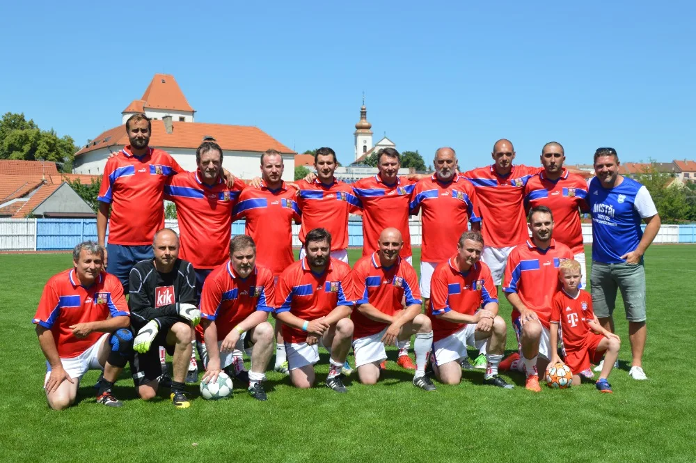 Fotbalisté Spartaku Hluk na hřišti, v pozadí hlucká tvrz a kostel
